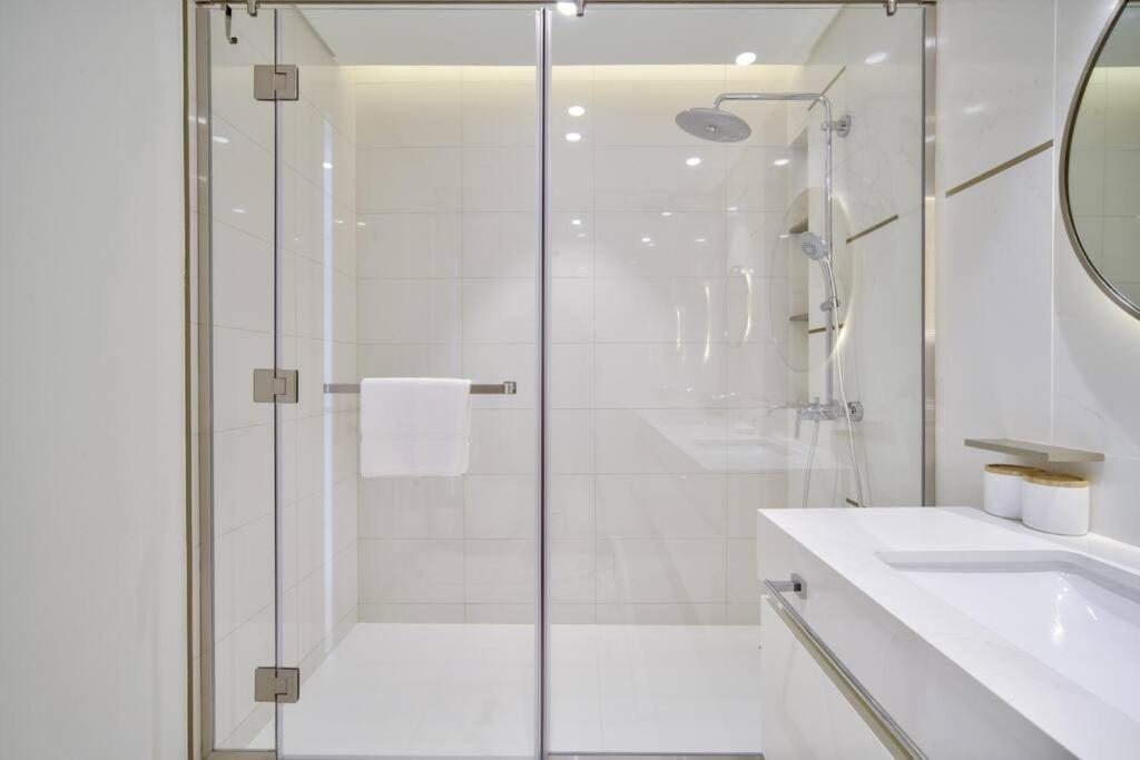 Mint - Vista 1 Emaar Beachfront