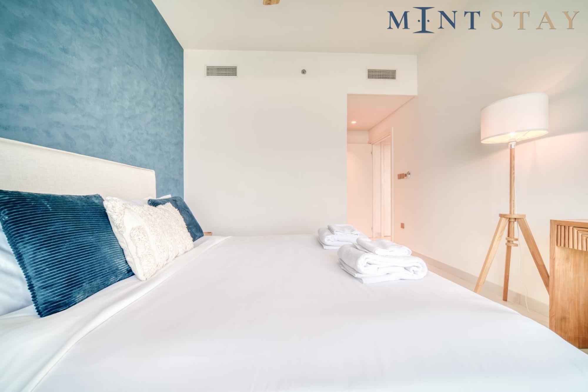 Mint - Vista 1 Emaar Beachfront Apartment Dubai